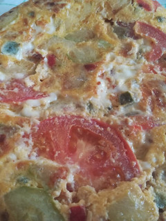 Una foto de Tortilla de calabacín rellena de tomate y queso