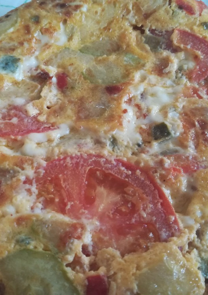 Una foto de Tortilla de calabacín rellena de tomate y queso