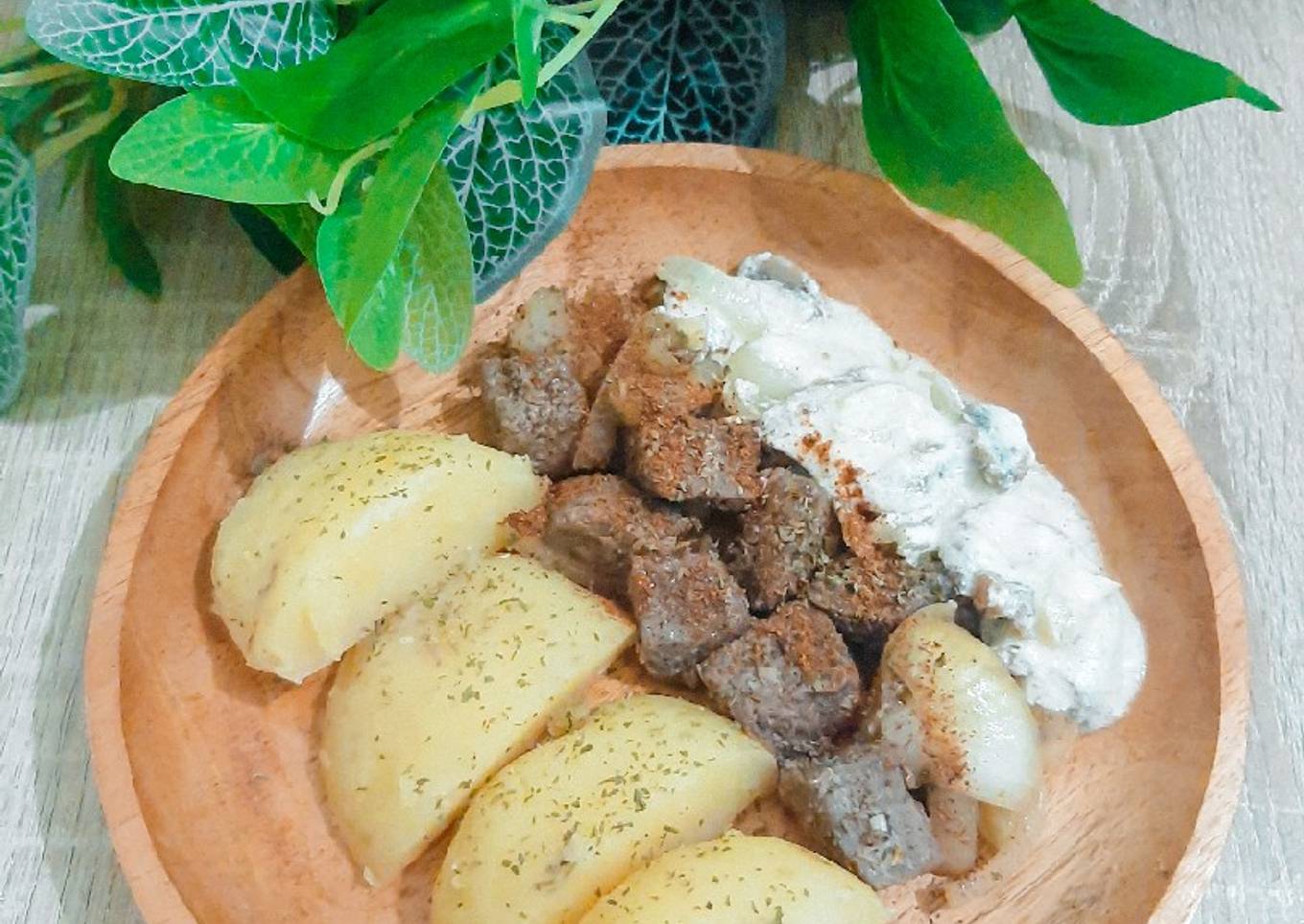 Simple Wagyu Saikoro Steak and Mushroom Sauce 🍖