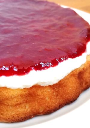 GM túrókrémes eperszószos piskóta recept fotója