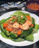 Mì gạo nâu xào tôm bông cải