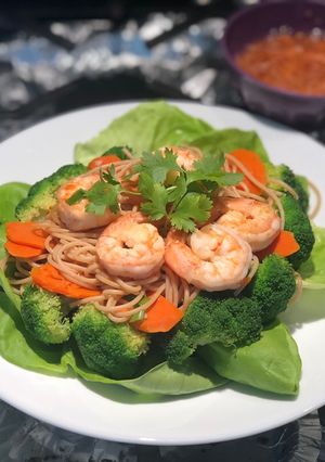 Hình của món Mì gạo nâu xào tôm bông cải.