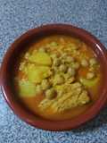 Guiso o rancho de garbanzos, patata, arroz y bacalao