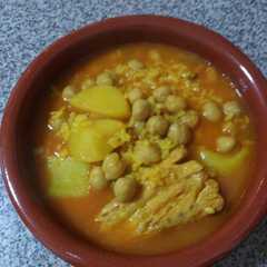 Una foto de Guiso o rancho de garbanzos, patata, arroz y bacalao