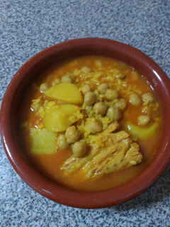 Una foto de Guiso o rancho de garbanzos, patata, arroz y bacalao