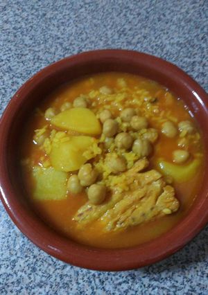 Una foto de Guiso o rancho de garbanzos, patata, arroz y bacalao