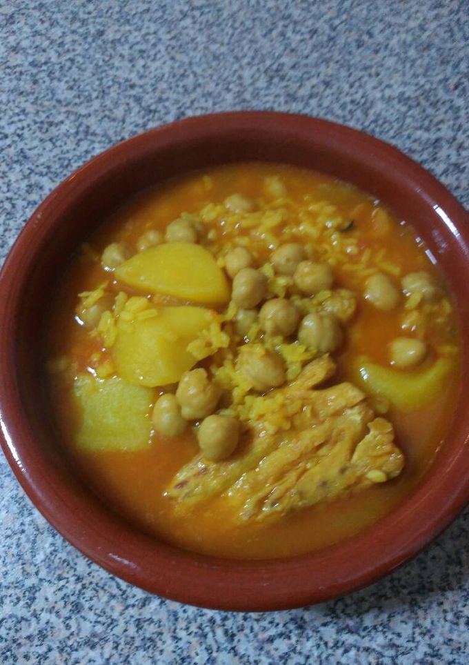 Una foto de Guiso o rancho de garbanzos, patata, arroz y bacalao