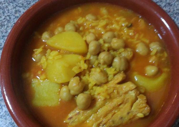 Guiso o rancho de garbanzos, patata, arroz y bacalao