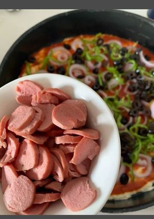 صورة لوصفة بيتزا بعجينة الـ10 دقاايق🍕🔥