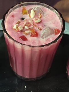 शाही बीटरूट लस्सी (shahi beetroot lassi recipe in marathi) रेसिपी चे मुख्य फोटो