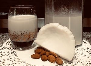 Una foto de Leche de coco y almendras a la Rosalia