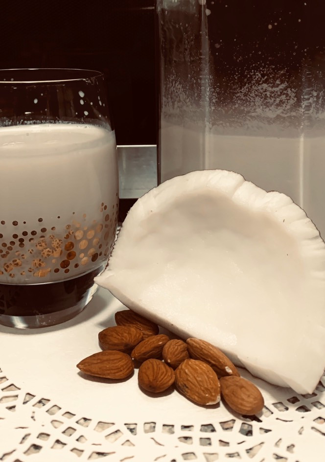 Una foto de Leche de coco y almendras a la Rosalia