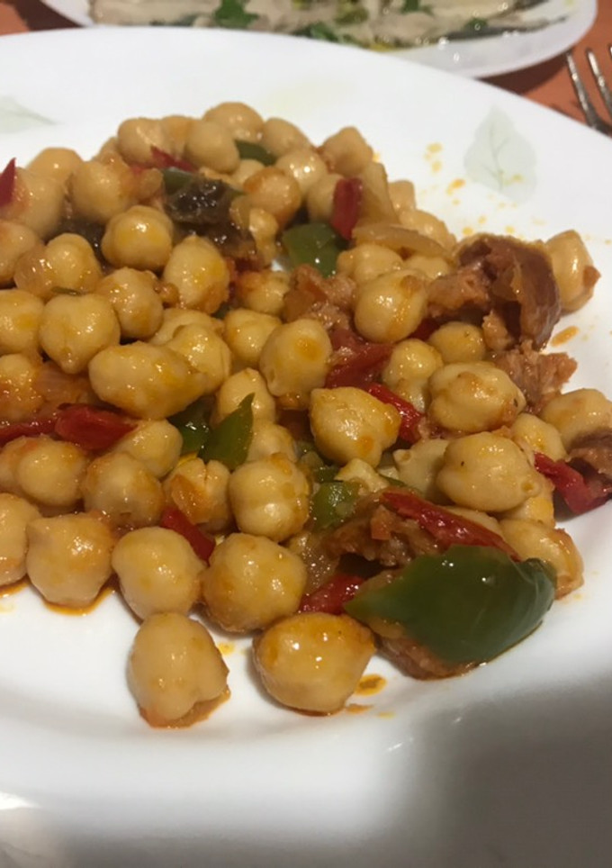 Una foto de Ensalada de garbanzos