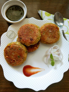 वेजिटेबल मूंग दाल कटलेट (Vegetable moong dal cutlet recipe in Hindi) रेसिपी मुख्य फोटो