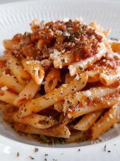 Una foto de Macarrones en salsa boloñesa de chorizo criollo y chimichurri