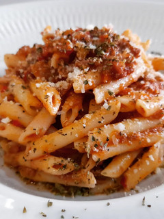 Una foto de Macarrones en salsa boloñesa de chorizo criollo y chimichurri