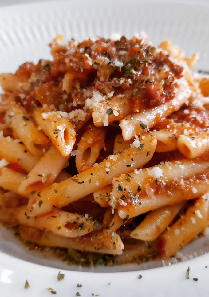 Una foto de Macarrones en salsa boloñesa de chorizo criollo y chimichurri