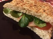 Una foto de focaccia rellena