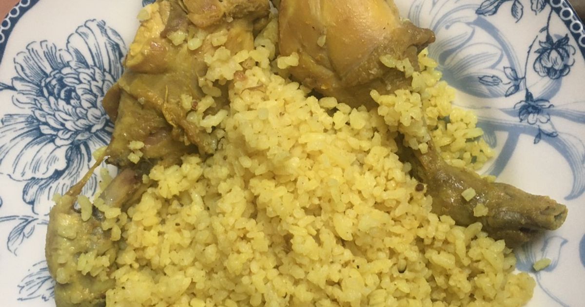 Nasi kuning tumpeng