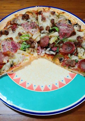 A picture of Pizza Crust with 4 Ingredients & Potato Wedge chips 😍🍟🍕🍺😋.