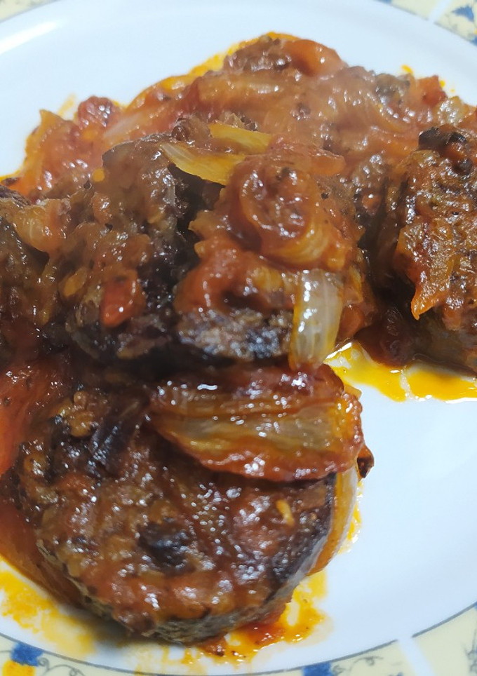 Una foto de Morcilla con cebolla y tomate
