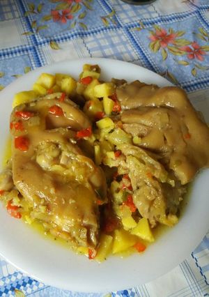 Una foto de Manos de cerdo guisadas