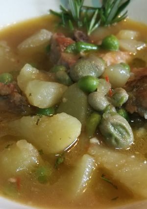 Una foto de Patata estofada con costillas y picada