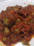 Menestra en salsa de tomate