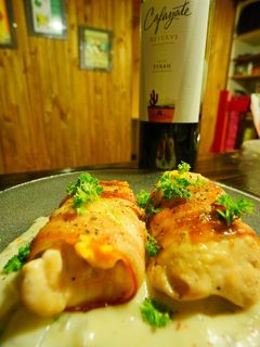 Una foto de Rolls de pollo envueltos en panceta con salsa cuatro quesos!!