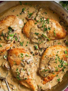 Una foto de Pollo marsala con salsa cremosa