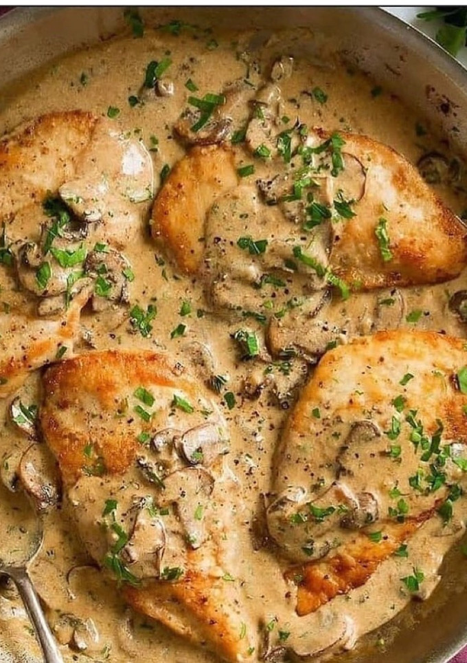 Una foto de Pollo marsala con salsa cremosa