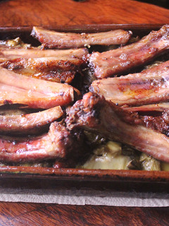 Una foto de Costillas adobadas al horno con alcachofas