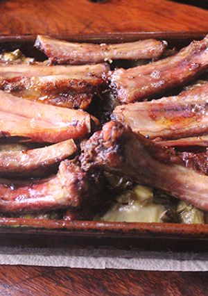 Foto principal de Costillas adobadas al horno con alcachofas