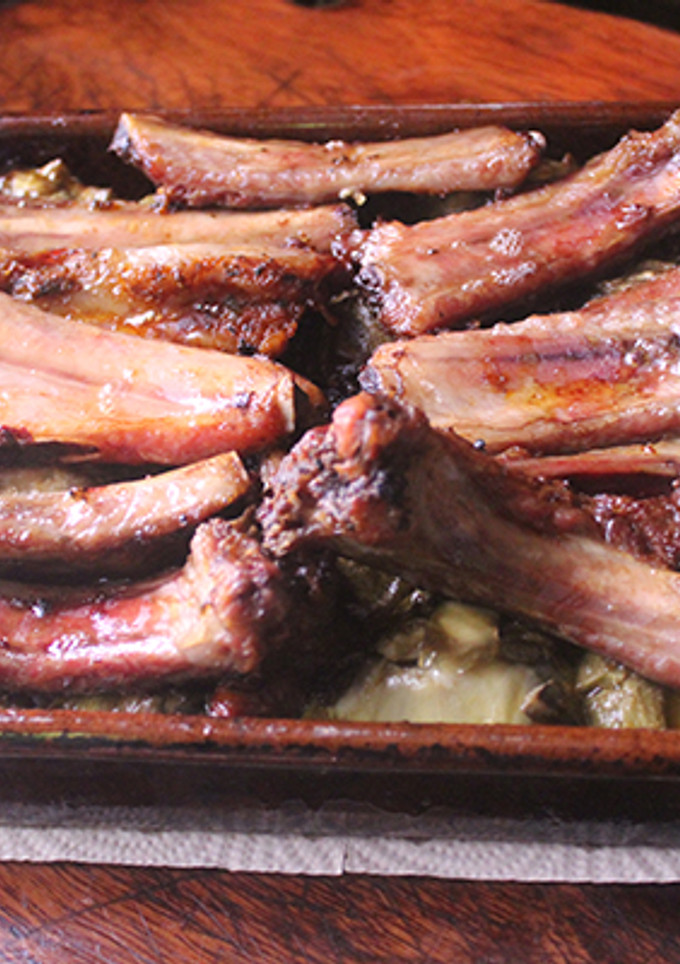 Una foto de Costillas adobadas al horno con alcachofas