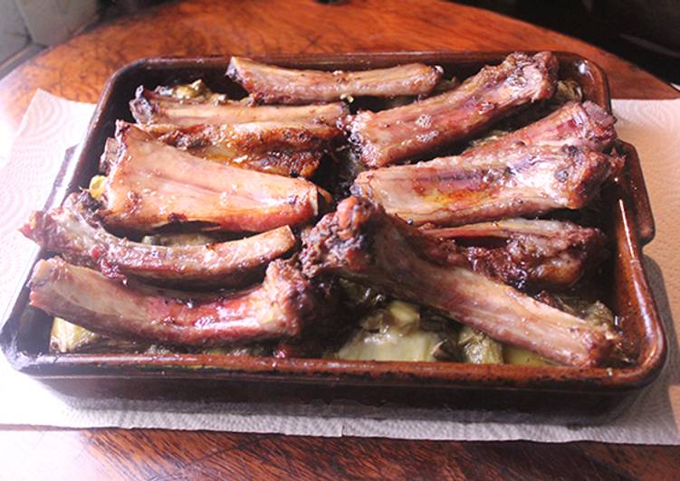Costillas adobadas al horno con alcachofas