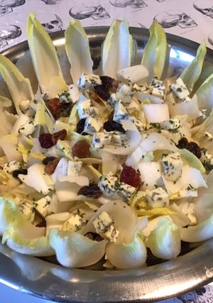 Une photo de Salade de jeunes endives aux raisins et fourme d ambert