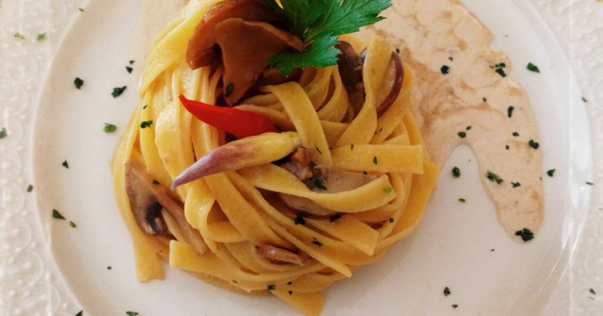 Ricetta Fettuccine con funghi champignon crema e porcini dell' Etna di Maria Del Popolo Cookpad