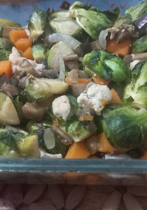 Una foto de Repollito de Bruselas con verduras y pollo dulce