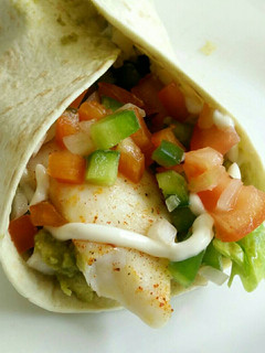 Una foto de Tacos de pescado con guacamole y pico de gallo