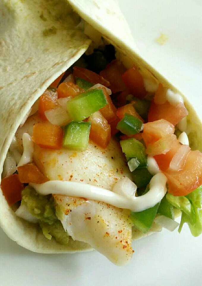 Una foto de Tacos de pescado con guacamole y pico de gallo