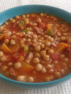 Una foto de Garbanzos con verdura y chorizo