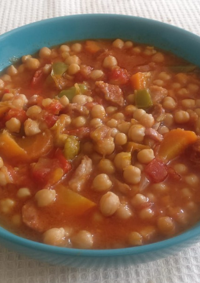 Una foto de Garbanzos con verdura y chorizo