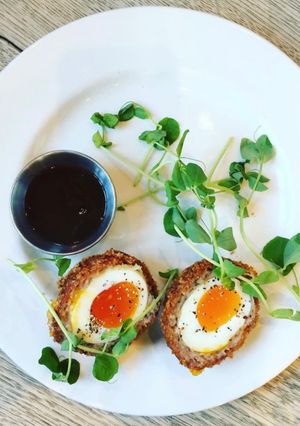 Hình của món Thịt bọc trứng (Scotch egg).