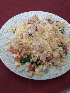 Una foto de Ensalada de tomate y huevo