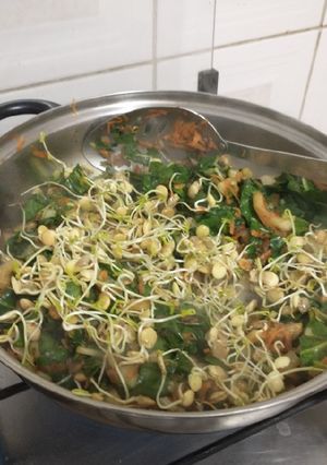 Una foto de Acelgas guisadas con champiñones y germinados 😋