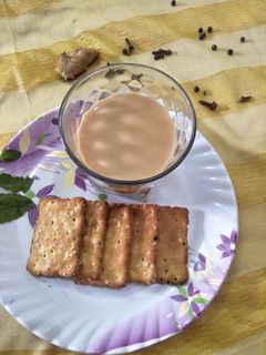 अदरक तुलसी चाय (Adrak Tulsi chai recipe in Hindi) रेसिपी मुख्य फोटो