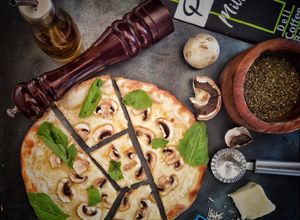 صورة لوصفة Truffle oil pizza بيتزا بالكريمة البيضاء مع زيت الكمأ