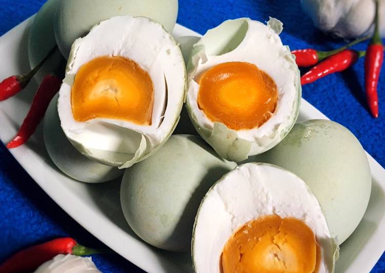 Cara Gampang Menyiapkan Telur Asin Rasa Bawang Putih (Home Made) yang Enak