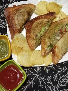 વેજ ટોસ્ટ સેન્ડવીચ (Veg Toast Sandwich Recipe In Gujarati) રેસીપી મુખ્ય ફોટો