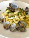 Tagliatelle con seppie, vongole e limone